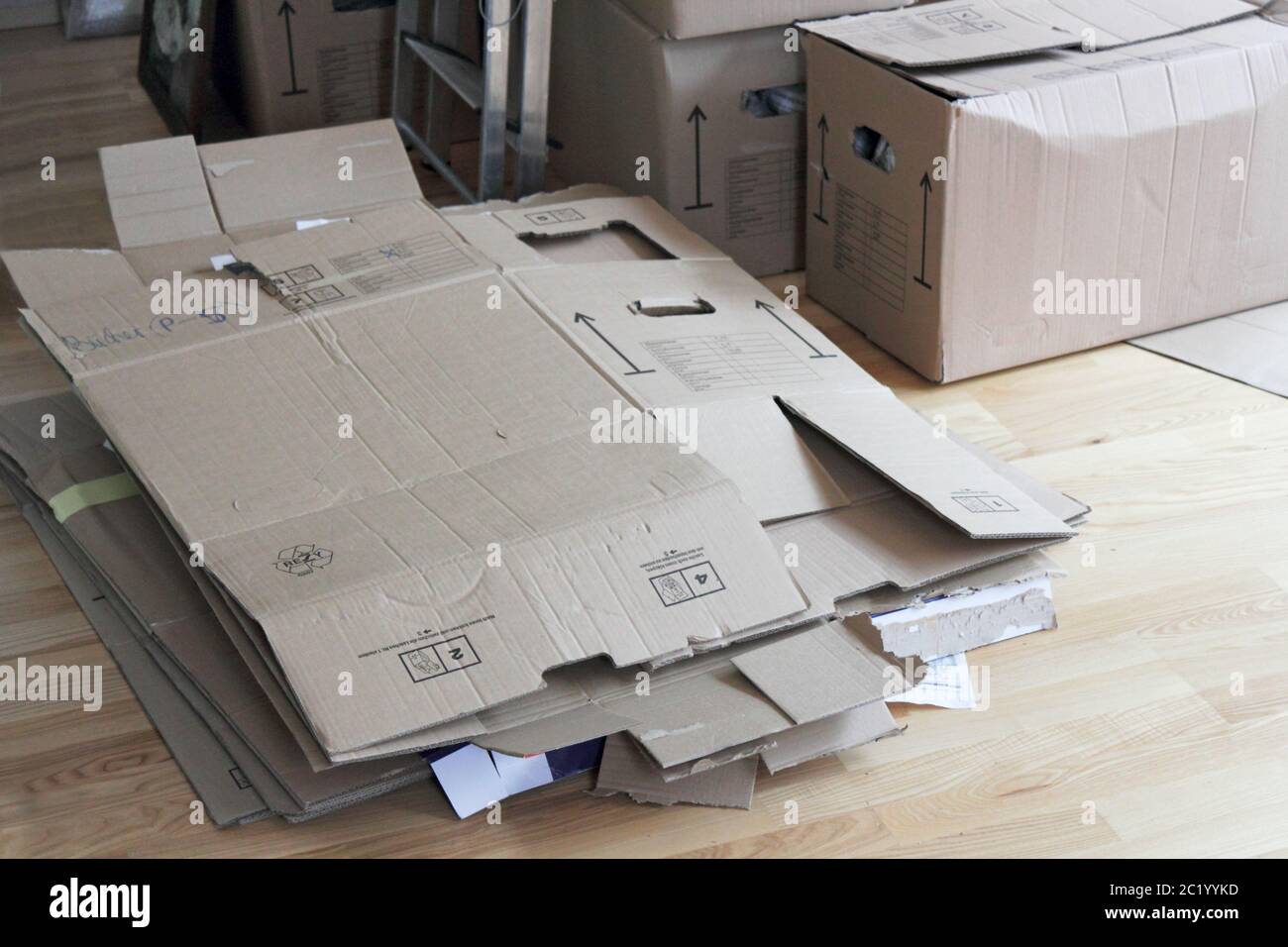 Boxes for moving hi-res stock photography and images - Alamy