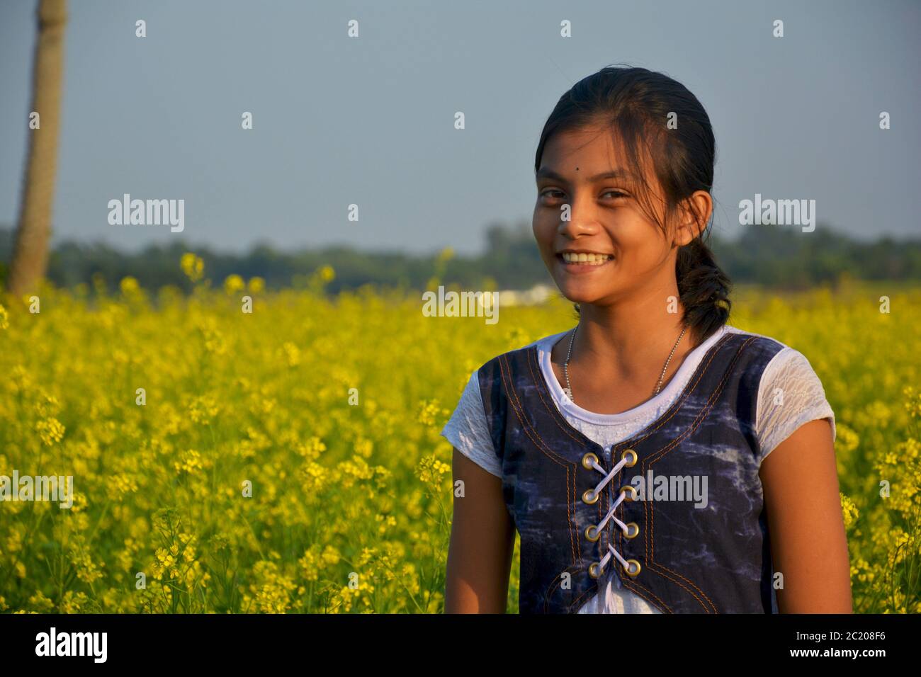 Simple girl indian hi-res stock photography and images - Page 2 - Alamy