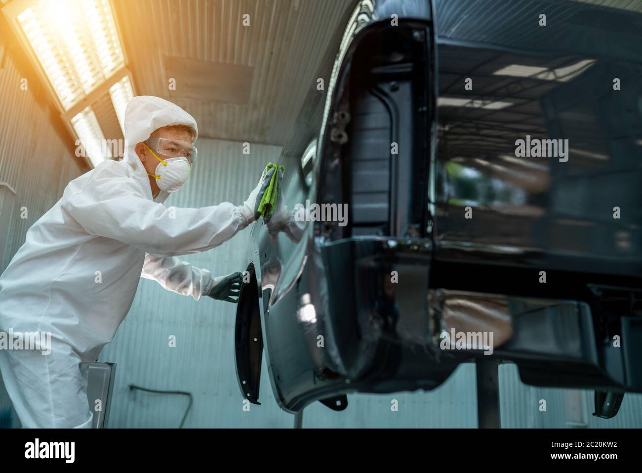 Meguiar's Quik Detailer, polish and polishing cloths on the boot of a black  car as the owner polishes it Stock Photo - Alamy