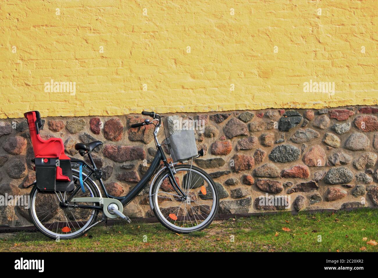 House bicycle hi-res stock photography and images - Alamy