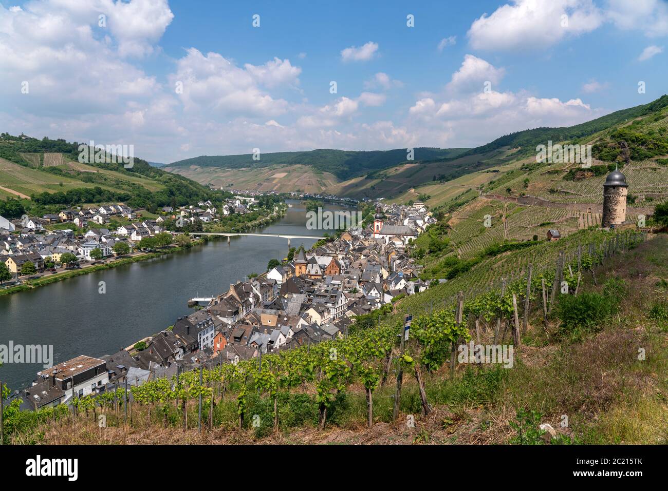 Weinberge, Pulverturm, die Mosel und der Ort Zell, Rheinland-Pfalz, Deutschland  | Vineyard,  Moselle river and the town Zell, Rhineland-Palatinate, G Stock Photo