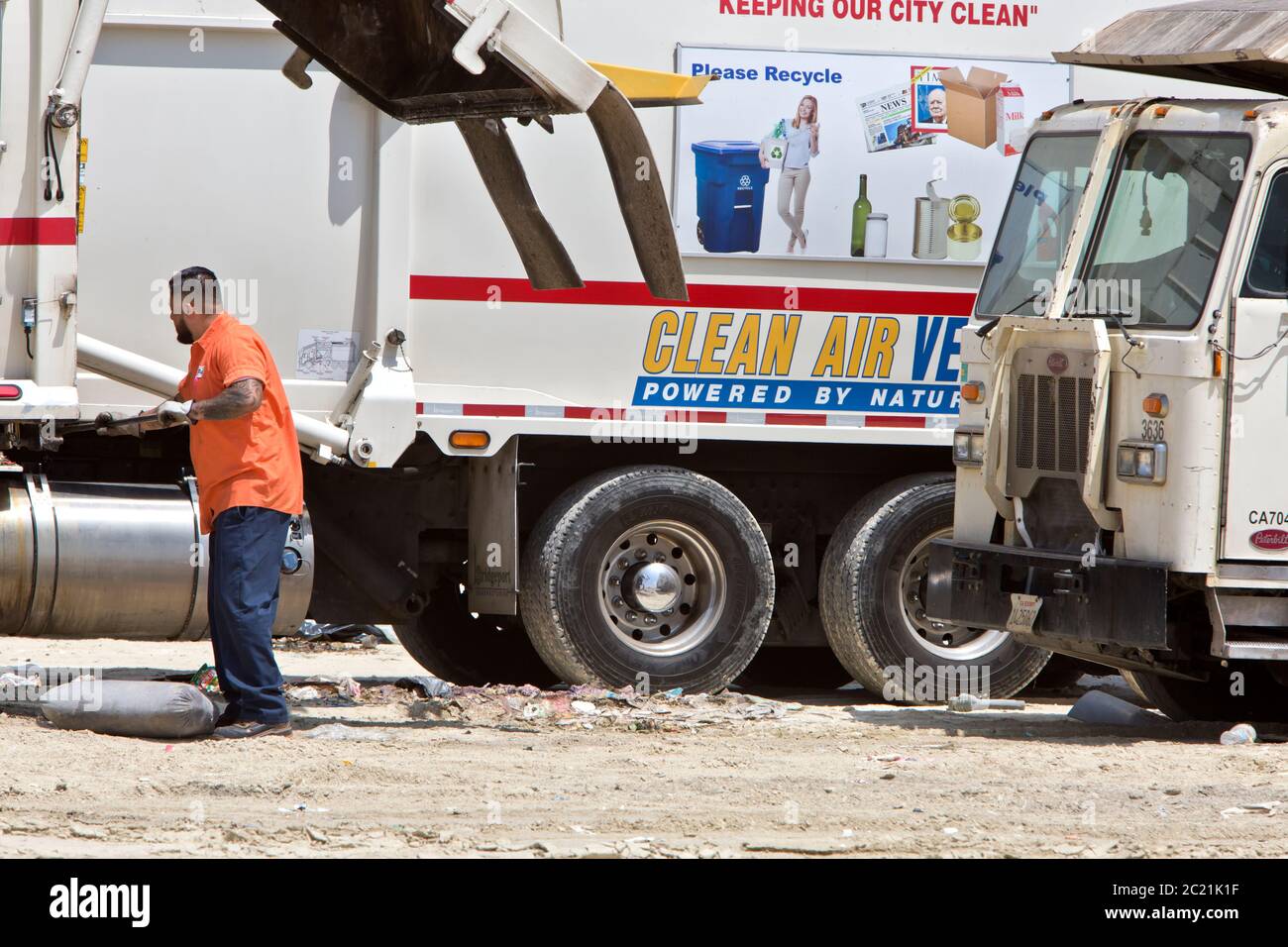 Clean Air vehicle 'Powered by Natural Gas', truck depositing garbage to local Sanitary Landfill, operator closing system. Stock Photo