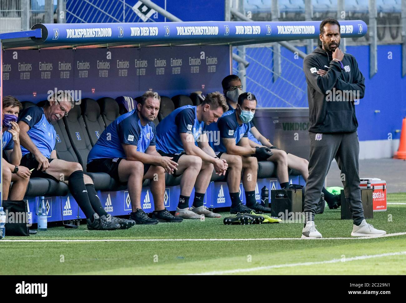 Hamburg, Germany. 16th June, 2020. Football: 2nd Bundesliga, Hamburger SV -  VfL Osnabrück, 32nd matchday. Osnabrück's coach Daniel Thioune (r) is  standing in front of substitutes and observing the game. Credit: Axel