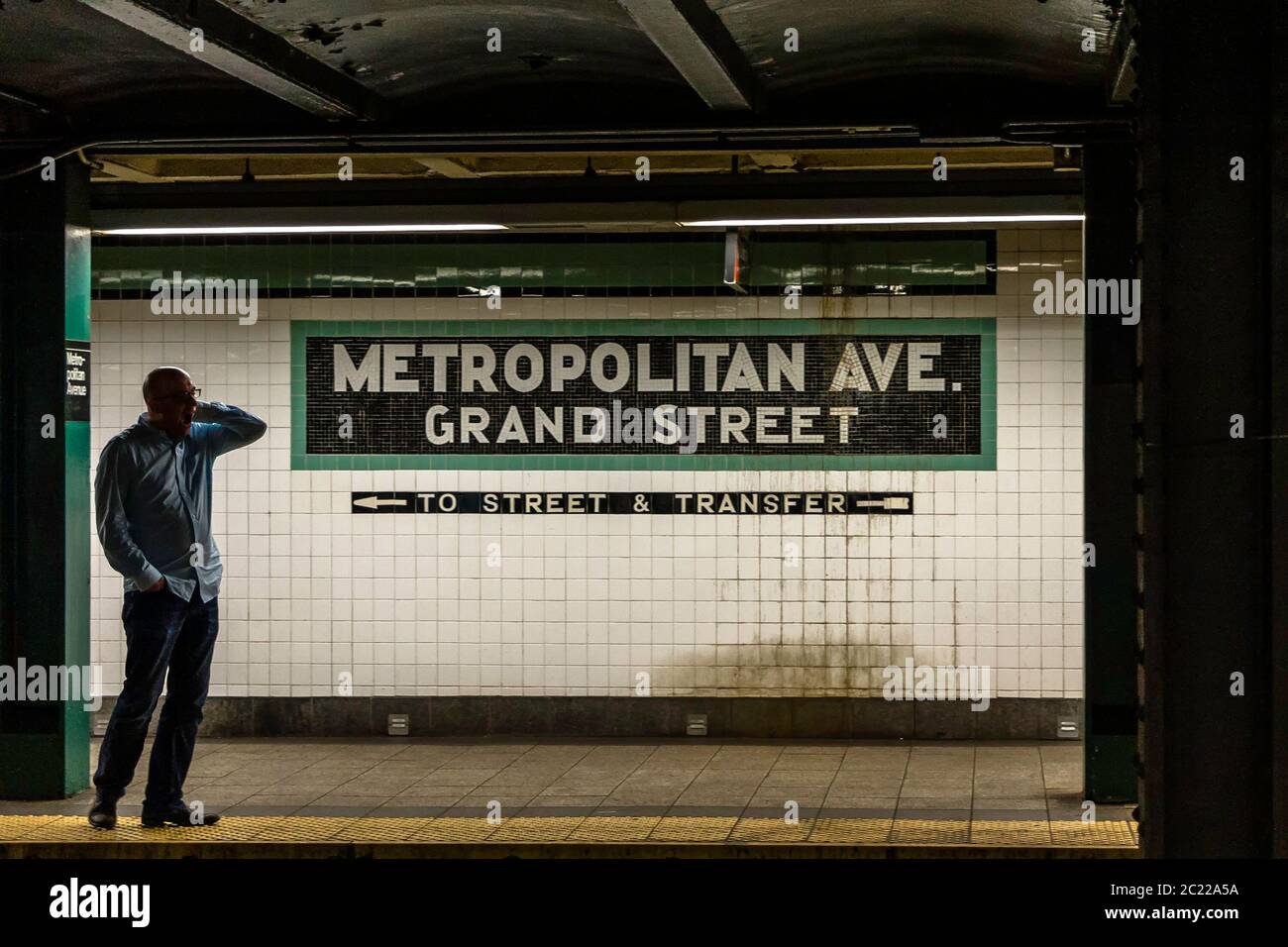 Metropolitan ave grand street subway station hires stock photography