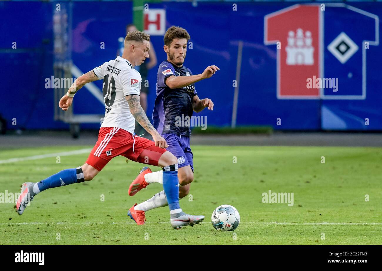 Hamburg, Germany. 16th June, 2020. Football: 2nd Bundesliga, Hamburger SV - VfL Osnabrück, 32nd matchday. Hamburg's Sonny Kittel (l) and Osnabrück's Bashkim Ajdini fight for the ball. Credit: Axel Heimken/dpa - IMPORTANT NOTE: In accordance with the regulations of the DFL Deutsche Fußball Liga and the DFB Deutscher Fußball-Bund, it is prohibited to exploit or have exploited in the stadium and/or from the game taken photographs in the form of sequence images and/or video-like photo series./dpa/Alamy Live News Stock Photo
