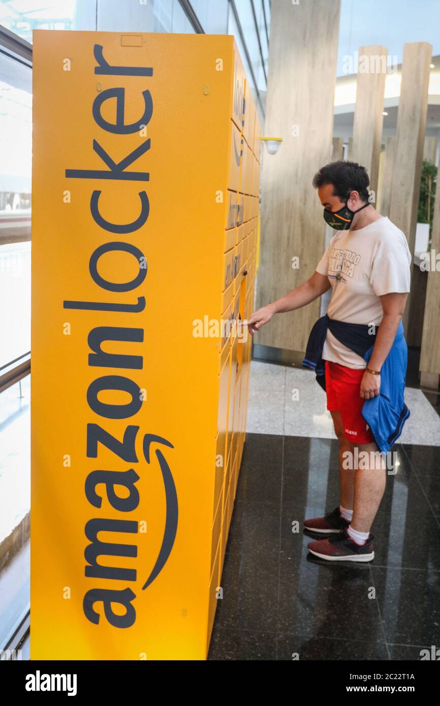 Amazon locker hi-res stock photography and images - Page 5 - Alamy
