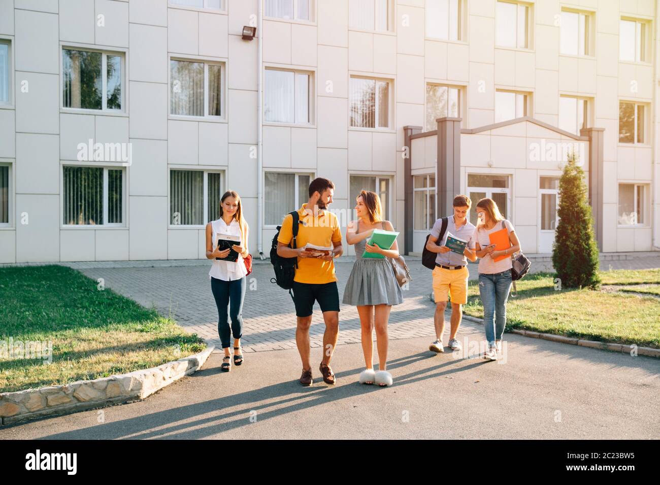 College students walking holding hands hi-res stock photography and ...