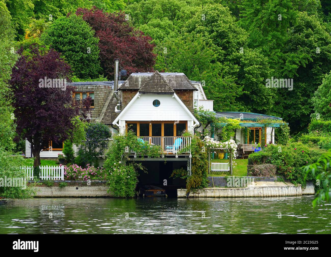 Attractive house on the Thames near Henley Stock Photo