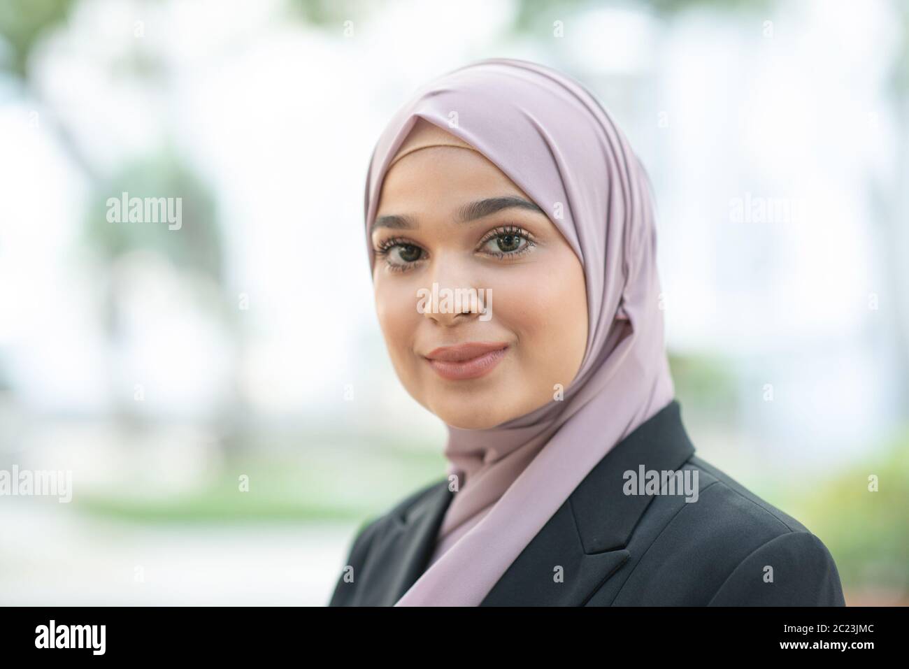 Arab female business suit hi-res stock photography and images - Alamy