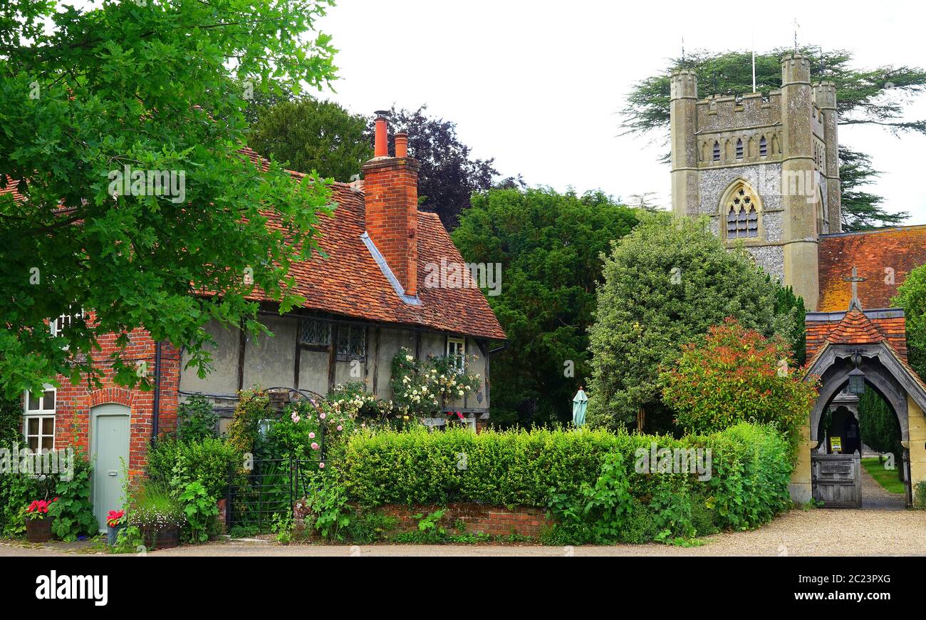 Attractive cottage by the church at Hambleden Stock Photo