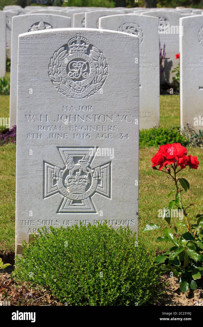 Grave of the Scottish (British Army) VC recipient major William Henry Johnston (1879-1915) at Perth Cemetery (China Wall) in Zillebeke, Belgium Stock Photo
