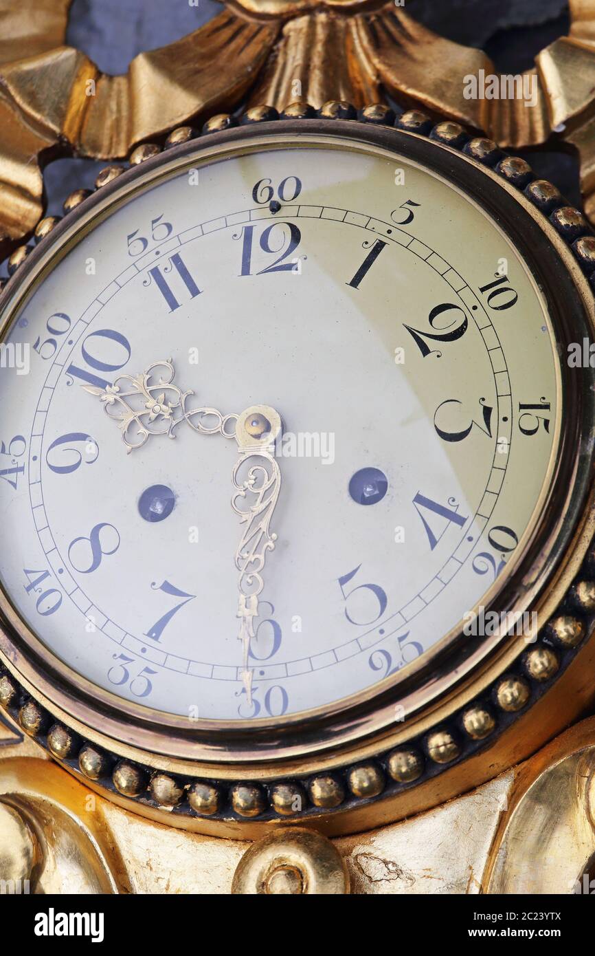 Vintage golden wall clock hi-res stock photography and images - Alamy