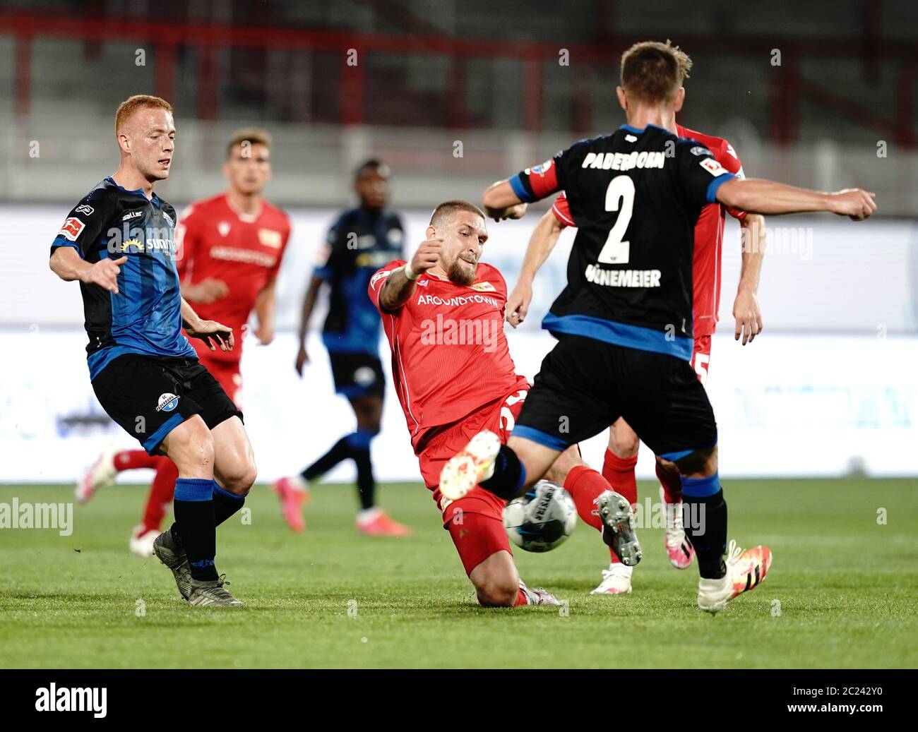 Berlin, Germany. 16th June, 2020. Football: Bundesliga, 1st FC Union Berlin - SC Paderborn 07, 32nd matchday at the An der Alten Försterei stadium. Berlin's Robert Andrich collides with Paderborn's Uwe Hünemeier (r). IMPORTANT NOTICE: According to the regulations of the DFL Deutsche Fußball Liga and the DFB Deutscher Fußball-Bund, it is prohibited to use or have used in the stadium and/or from the game taken photos in the form of sequence pictures and/or video-like photo series. Credit: Kay Nietfeld/dpa/Alamy Live News Stock Photo