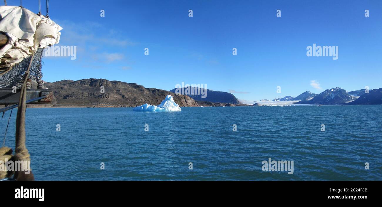 Segelschiff 'Noorderlicht' im Kongsfjord, Küste von Spitsbergen Stock Photo