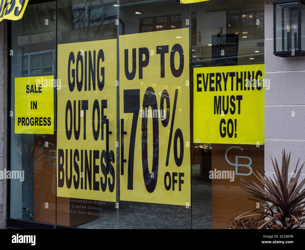 MONTCLAIR, NEW JERSEY, USA - NOVEMBER 22, 2019:  Closing down sale - Signage for Going out of Business sign - Every thing must go Stock Photo