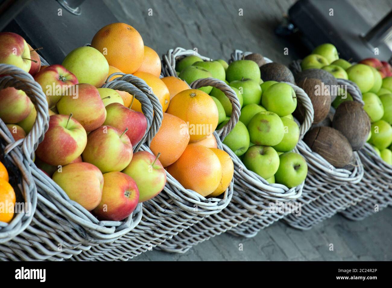 Weidenkörbe mit verschiedenem Obst vor dem Geschäft Stock Photo