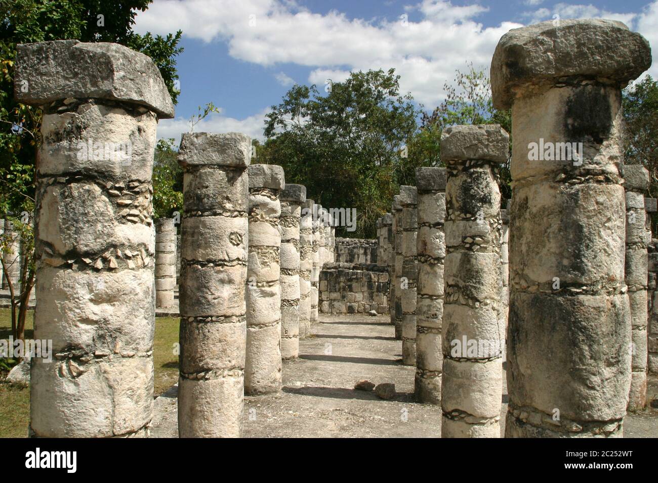 Templo de los Guerreros y de las 1000 Columnas. Zona arqueologica de Chichen Itza Zona arqueológica    Chichén ItzáChichén Itzá maya: (Chichén) Boca del pozo;   de los (Itzá) brujos de agua.   Es uno de los principales sitios arqueológicos de la   península de Yucatán, en México, ubicado en el municipio de Tinum.  *Photo:*©Francisco* Morales/DAMMPHOTO.COM/NORTEPHOTO Stock Photo