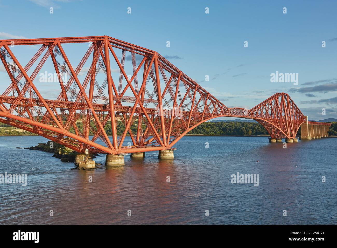 The Forth Rail Bridge, Scotland, connecting South Queensferry (Edinburgh) with North Queensferry Stock Photo