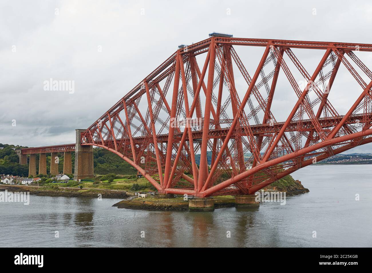 The Forth Rail Bridge, Scotland, connecting South Queensferry (Edinburgh) with North Queensferry (Fi Stock Photo