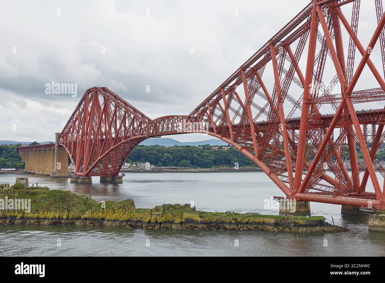 The Forth Rail Bridge, Scotland, connecting South Queensferry (Edinburgh) with North Queensferry (Fi Stock Photo