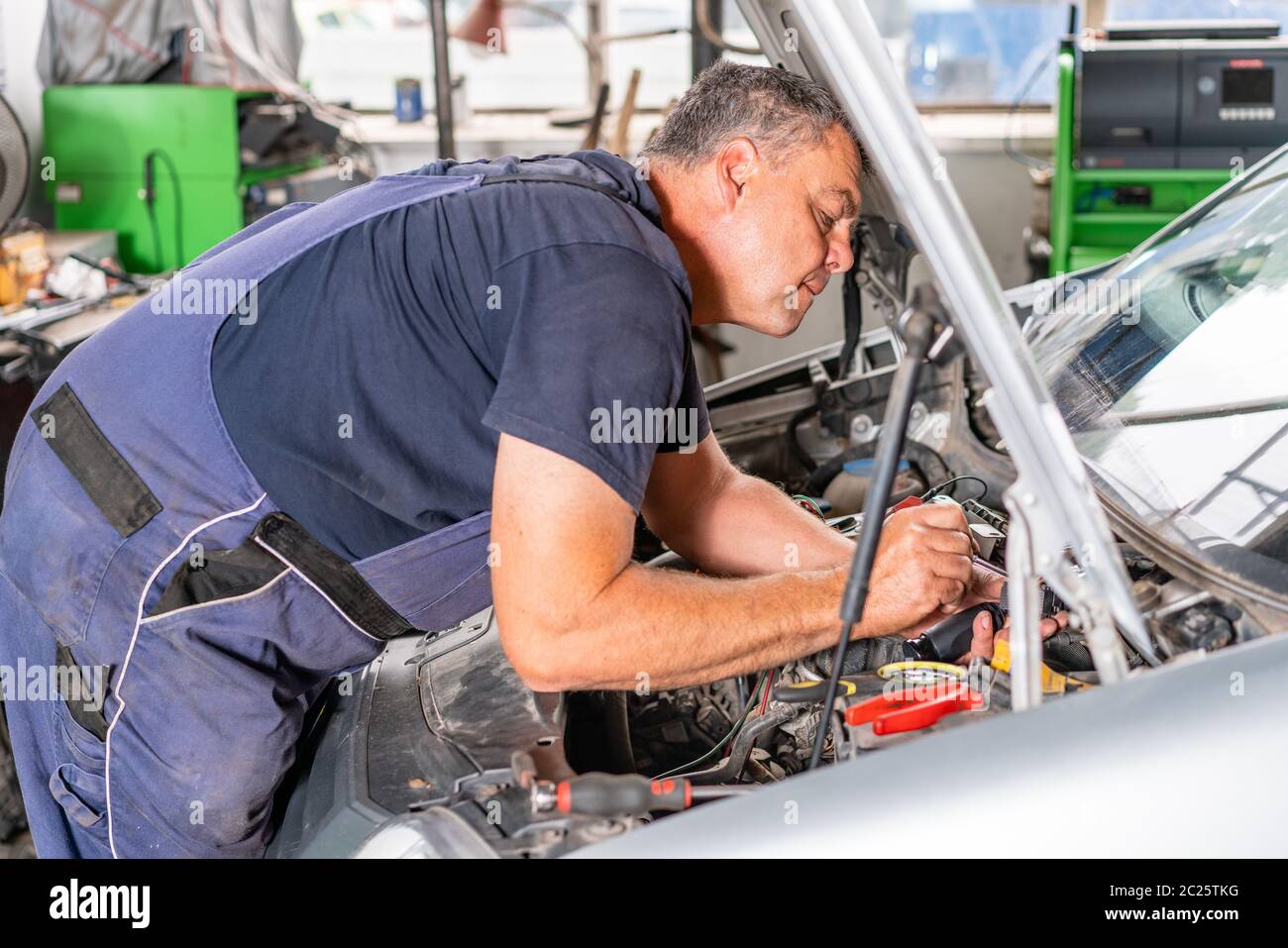 Auto mechanic repairs car 1 Stock Photo