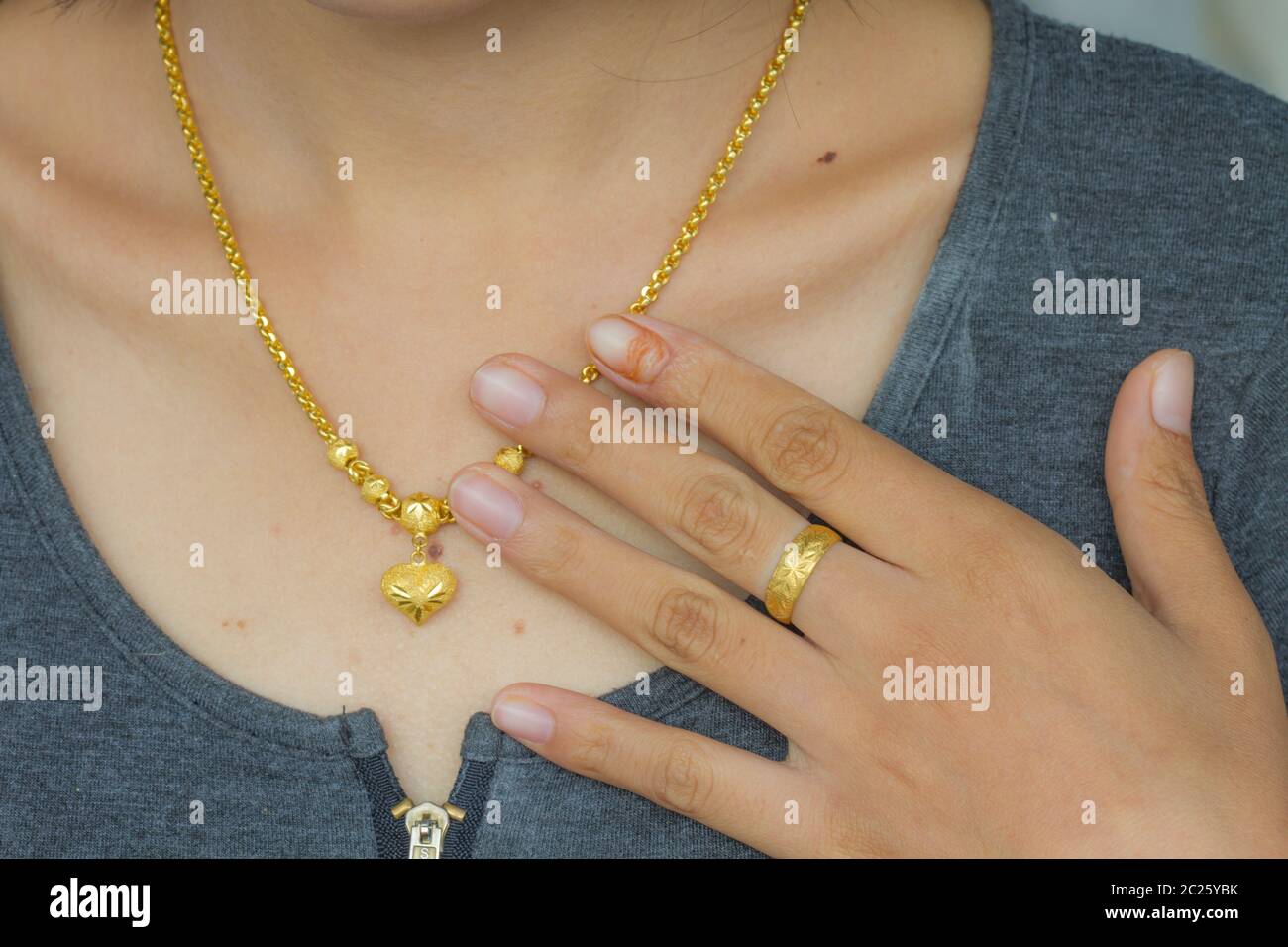 Woman wearing necklace chain hi-res stock photography and images - Alamy