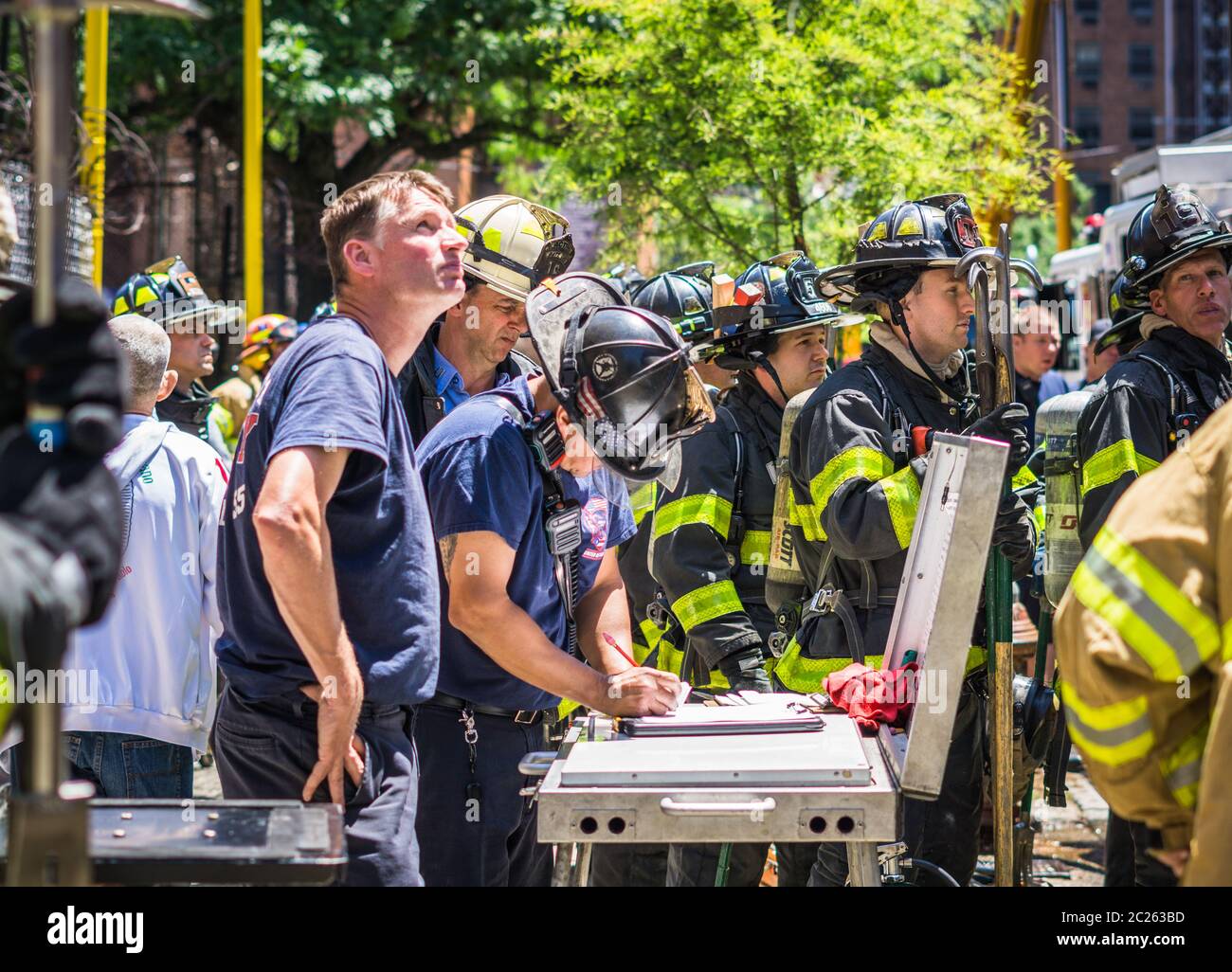 Bronx, United States. 16th June, 2020. NYC Fire fighters battle a 2 alarm  blaze on the 4th floor of a 5 story residential multiple dwelling building.  (Photo by Steve Sanchez/Pacific Press) Credit: