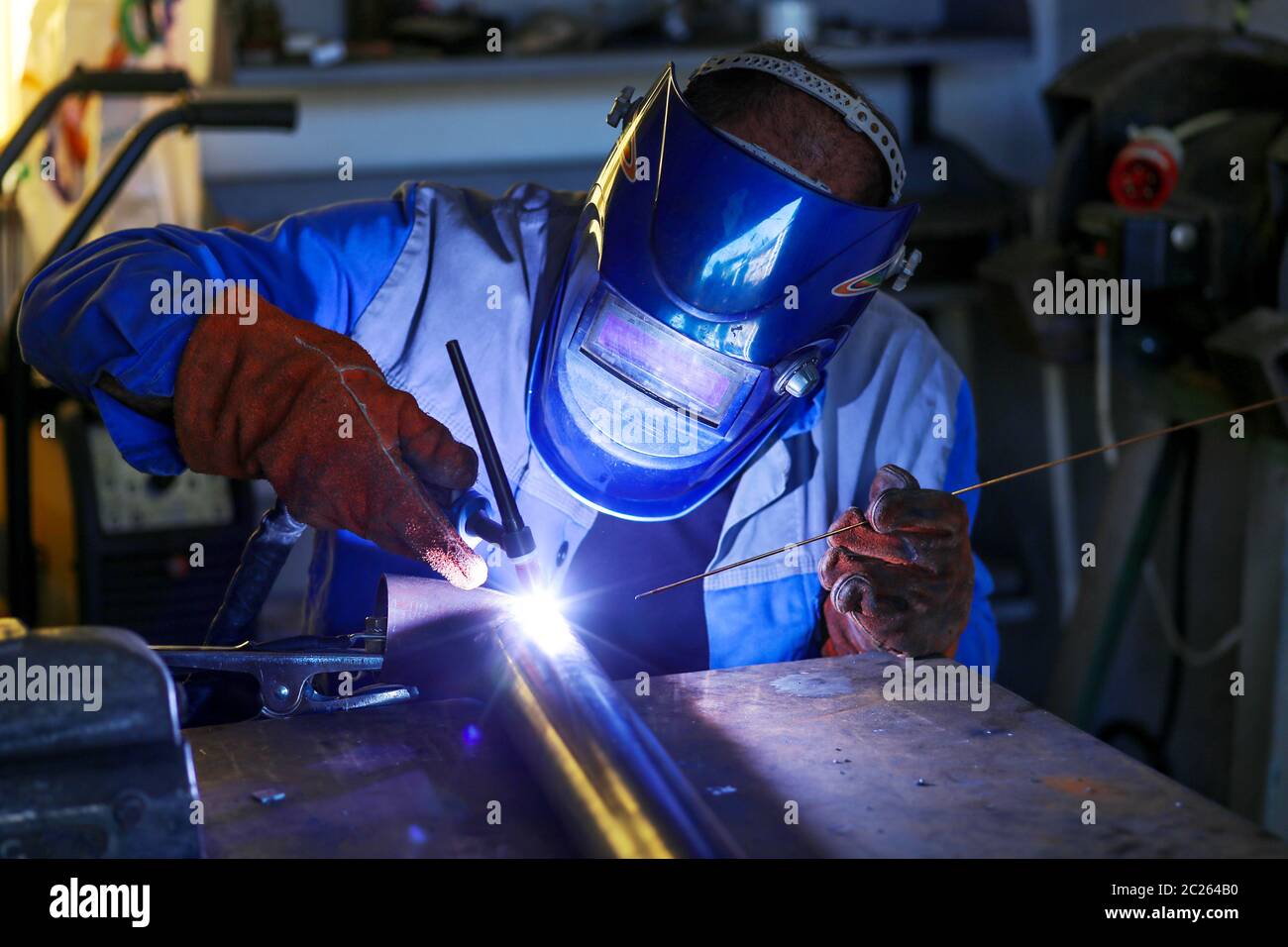 Gas welding hires stock photography and images Alamy