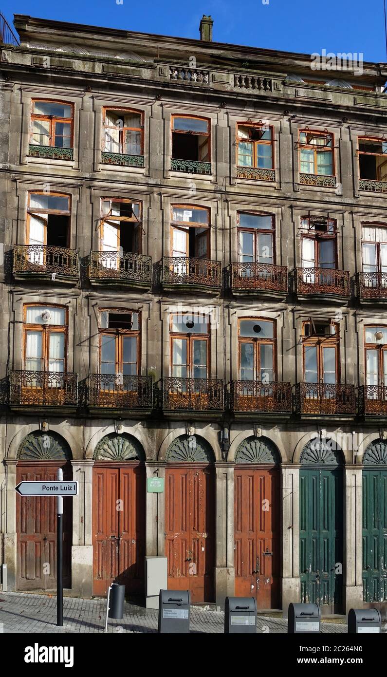 Narrow street facade hi-res stock photography and images - Alamy