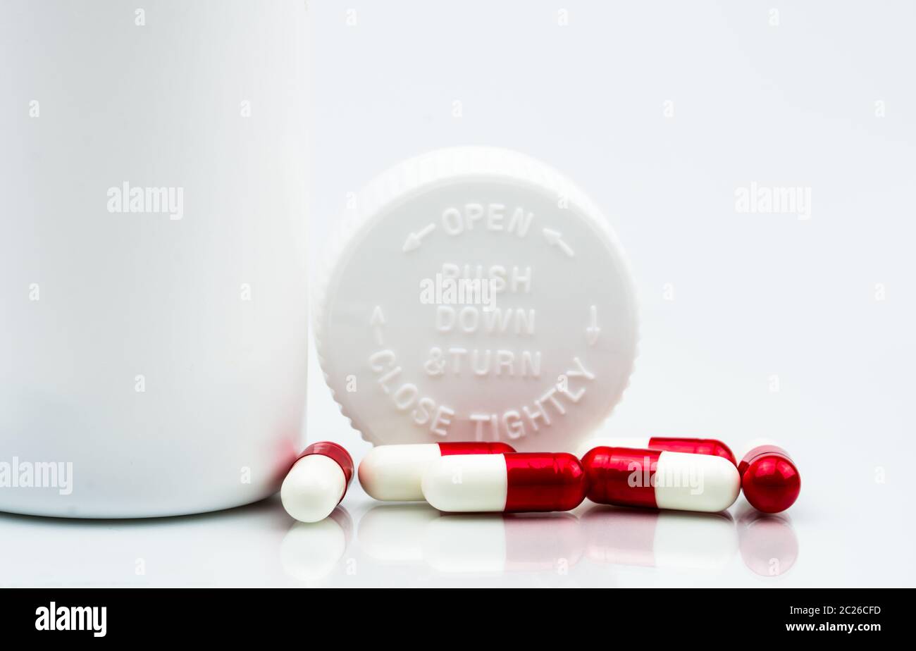 https://c8.alamy.com/comp/2C26CFD/capsules-pills-on-white-background-and-plastic-bottle-with-blank-label-and-copy-space-childproof-packaging-child-resistant-pill-container-push-down-2C26CFD.jpg