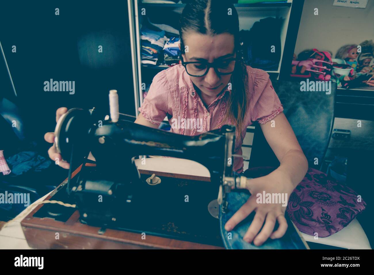 Retro sewing woman hi-res stock photography and images - Page 10