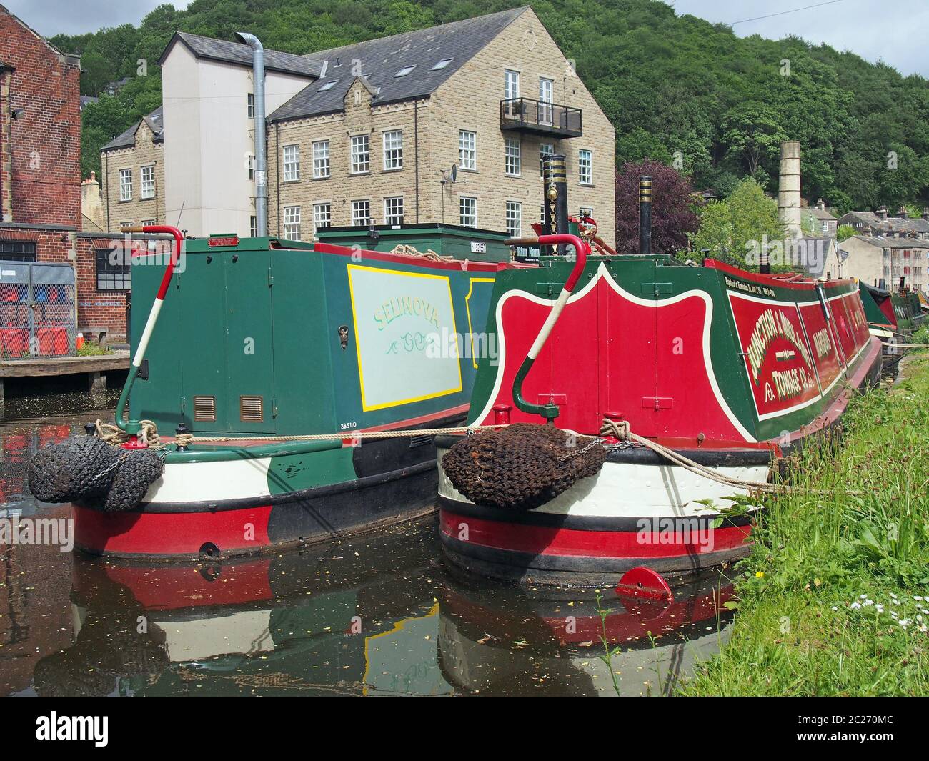 Barges and narrow boats hi-res stock photography and images - Alamy