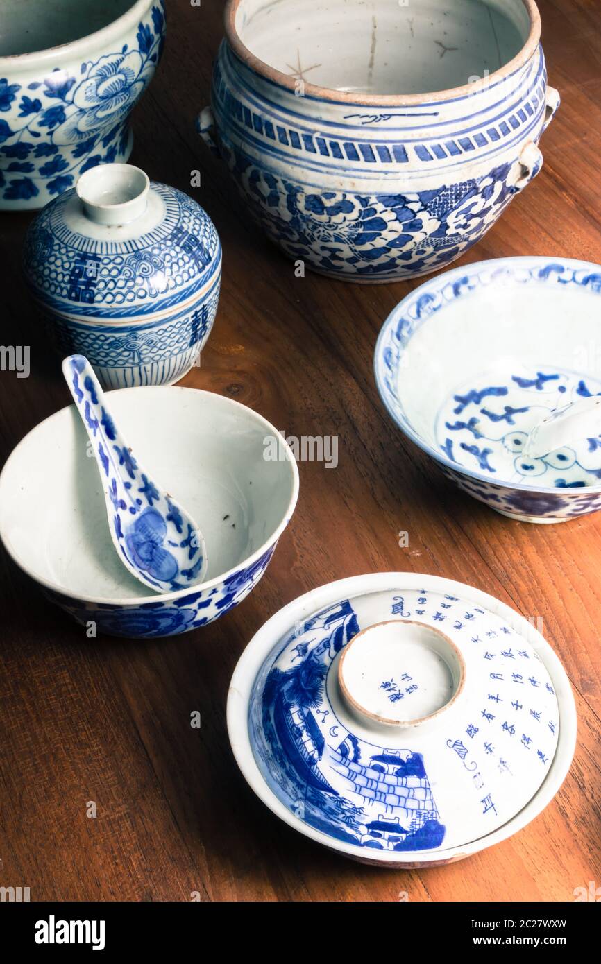 Ancient chinese vase isolated hi-res stock photography and images - Alamy