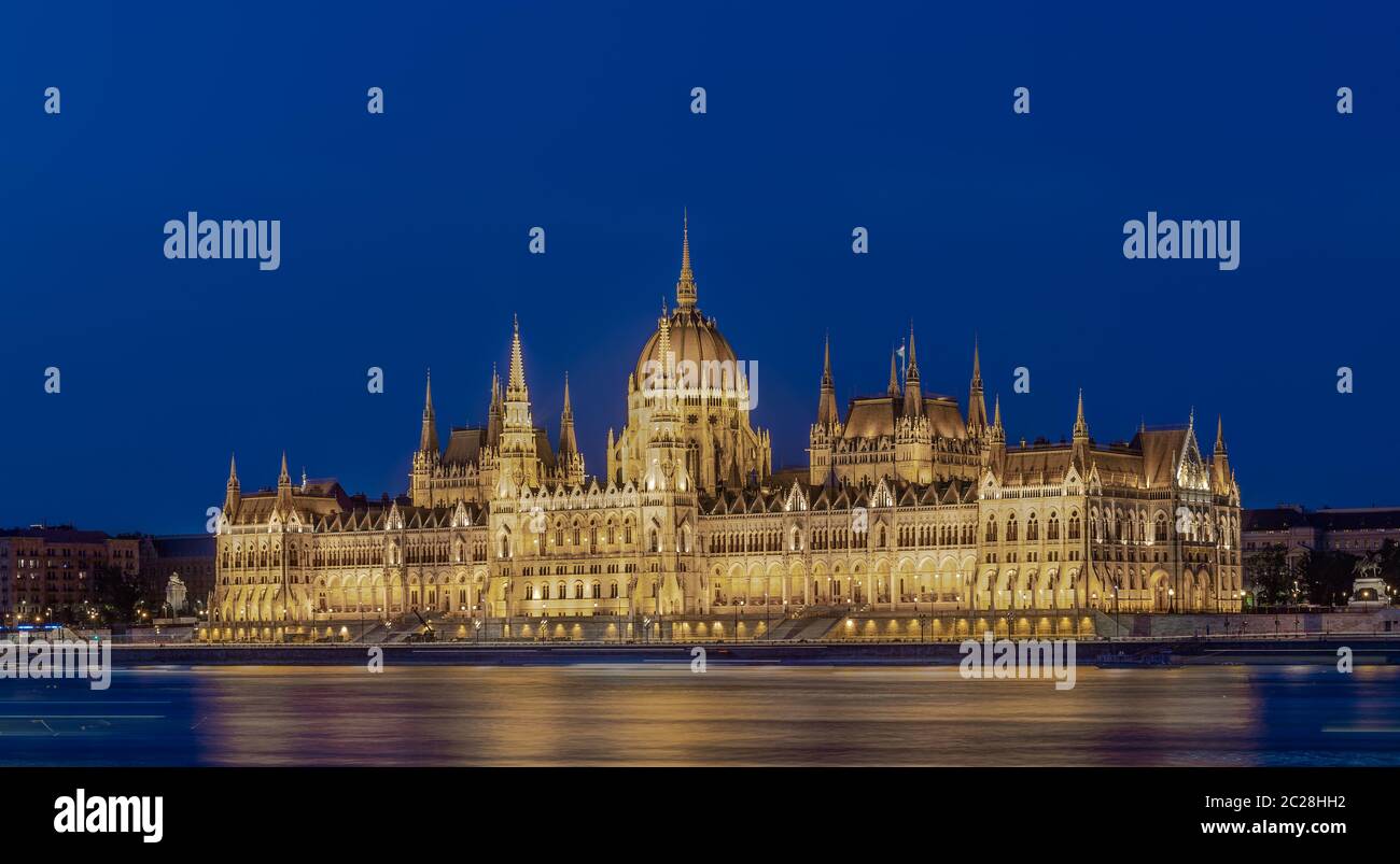 Parliament house danube river hi-res stock photography and images - Alamy