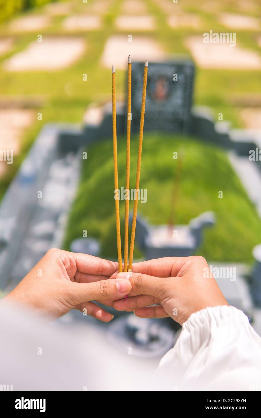 Chinese women with joss sticks hi-res stock photography and images - Alamy