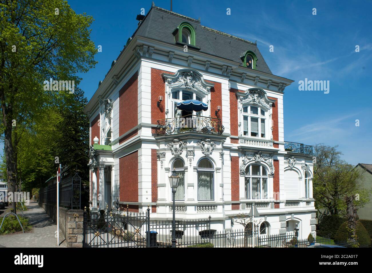 Deutschland, Nordrhein-Westfalen, Wuppertal-Elberfeld, Briller Viertel,  Bismarckstrasse / Sadowastrasse Stock Photo - Alamy