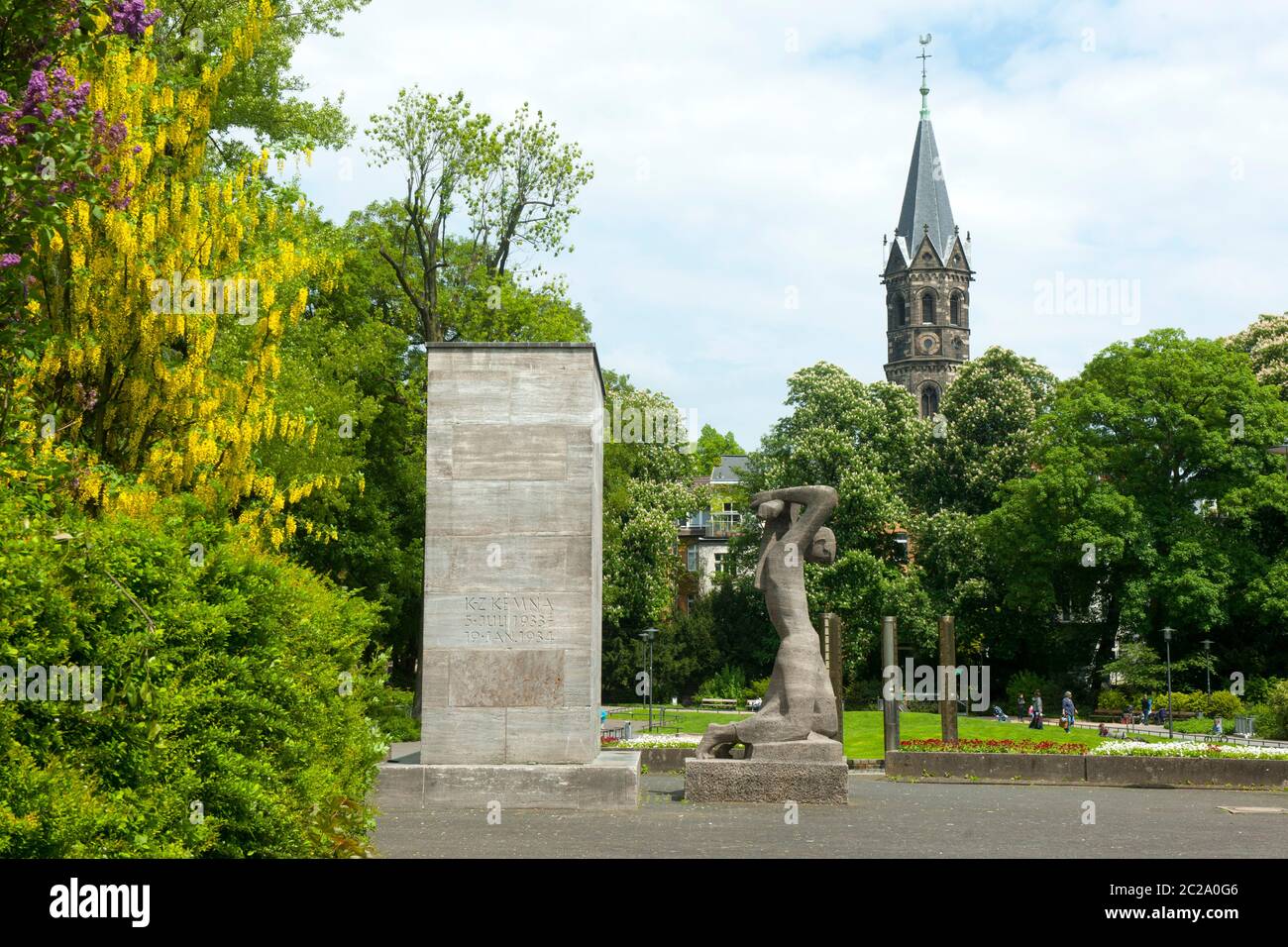 Deutschland, Nordrhein-Westfalen, Wuppertal-Elberfeld, Deweerthscher Garten, Mahnmal für die Opfer des Nationalsozialismus, dahinter die Sophienkirche Stock Photo