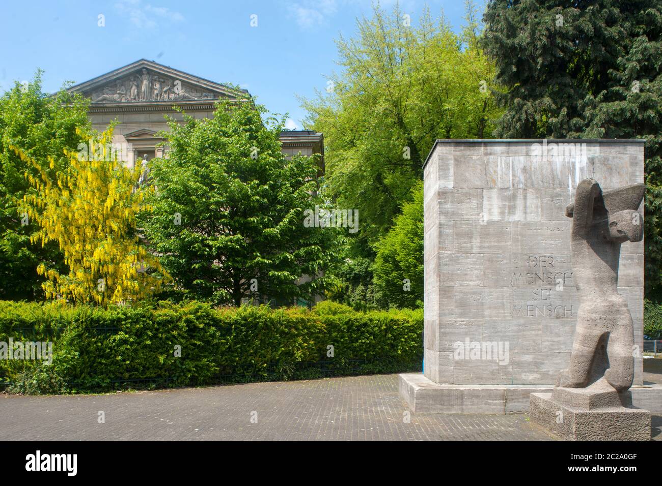 Deutschland, Nordrhein-Westfalen, Wuppertal-Elberfeld, Deweerthscher Garten, Mahnmal für die Opfer des Nationalsozialismus, dahinter die 1870/71 erbau Stock Photo