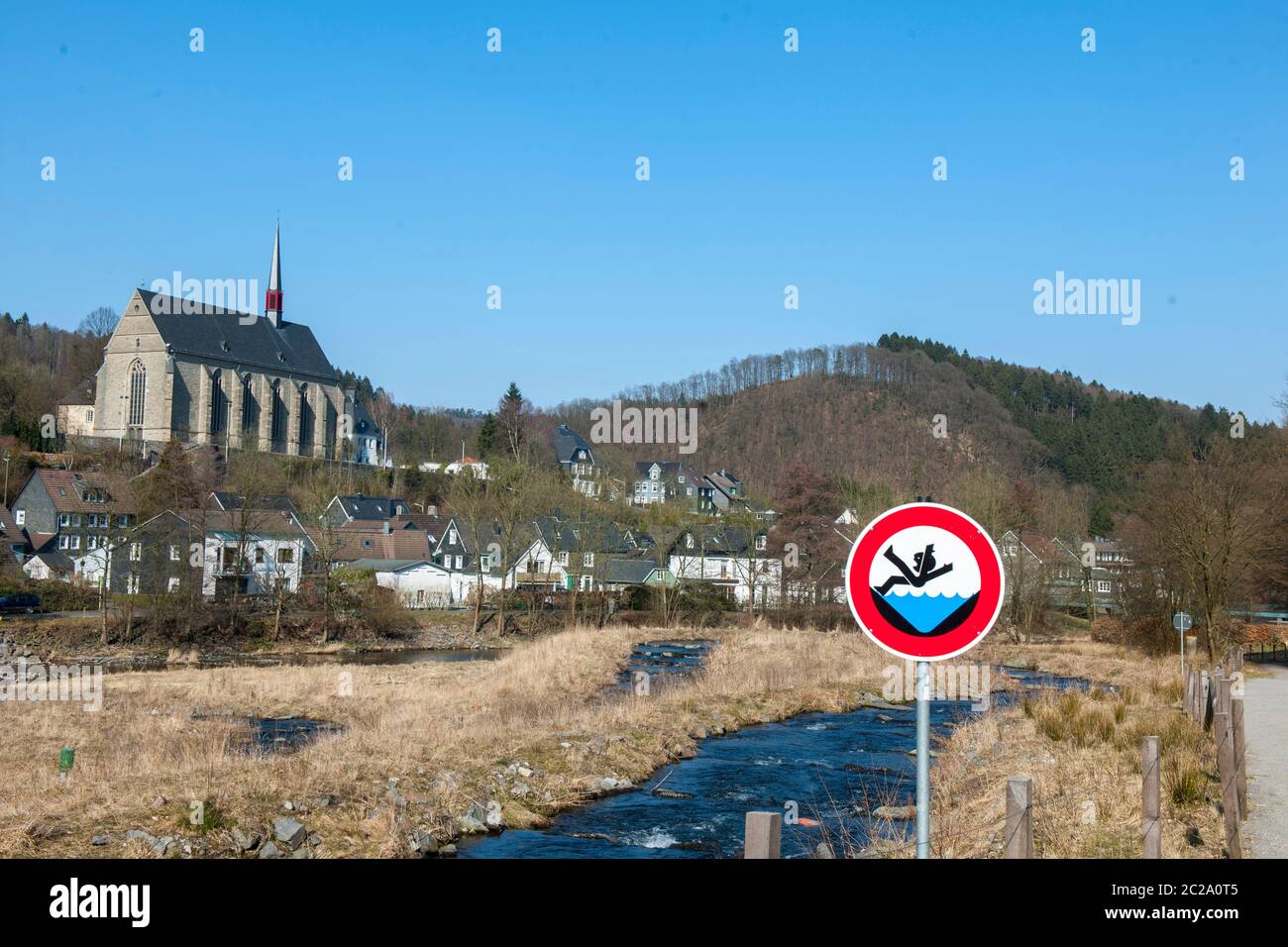 Deutschland, Nordrhein-Westfalen, Wuppertal-Bayenburg, Fischtreppe an der Staumauer und Klosterkirche Stock Photo