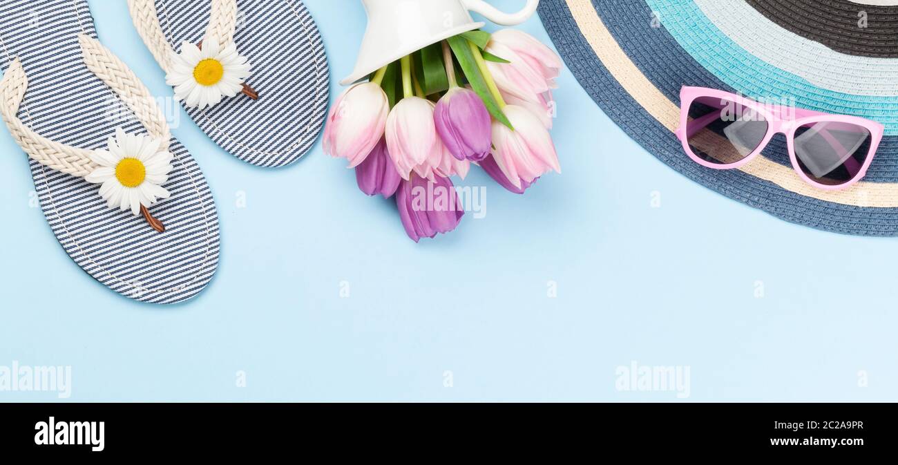 Beach flip flops with flowers and sunglasses on blue background. Summer ...