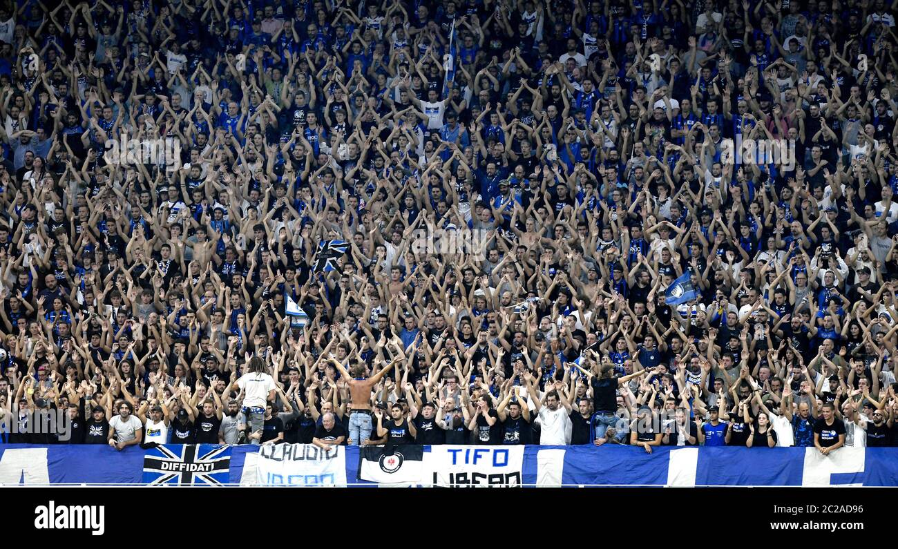 Atalanta's soccer fans cheering during the UEFA Champions League match, Atalanta vs Shakhtar Donetsk, in Milan. Stock Photo
