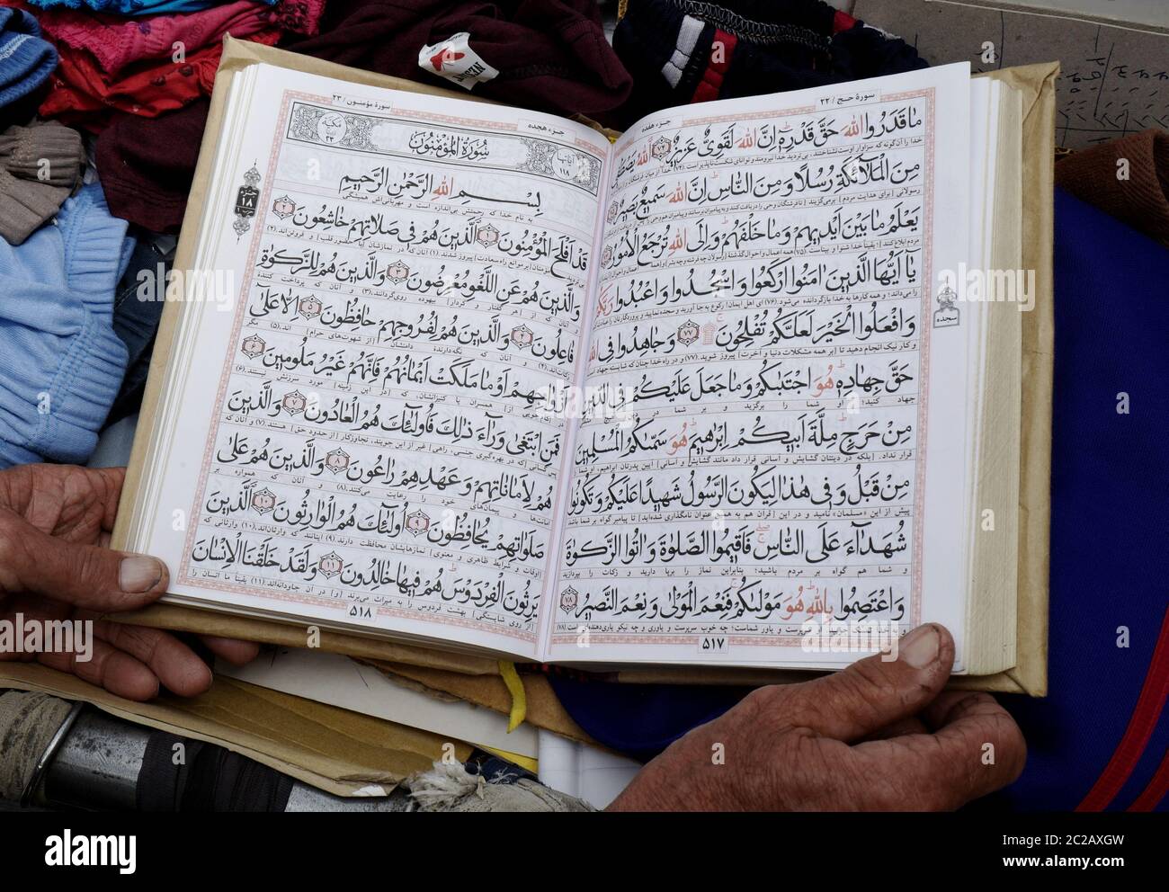 Reading the Kuran, in Shiraz Stock Photo