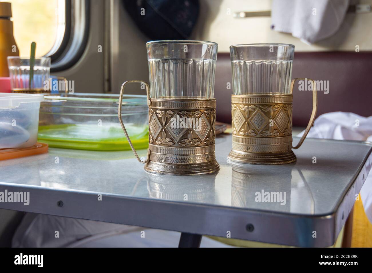 Кольчугинский мельхиор подстаканник. Подстаканник таврия ржд. Подстаканник "ржд" латунный. Чай в подстаканнике в поезде. Подстаканник тройка 925 серебро.