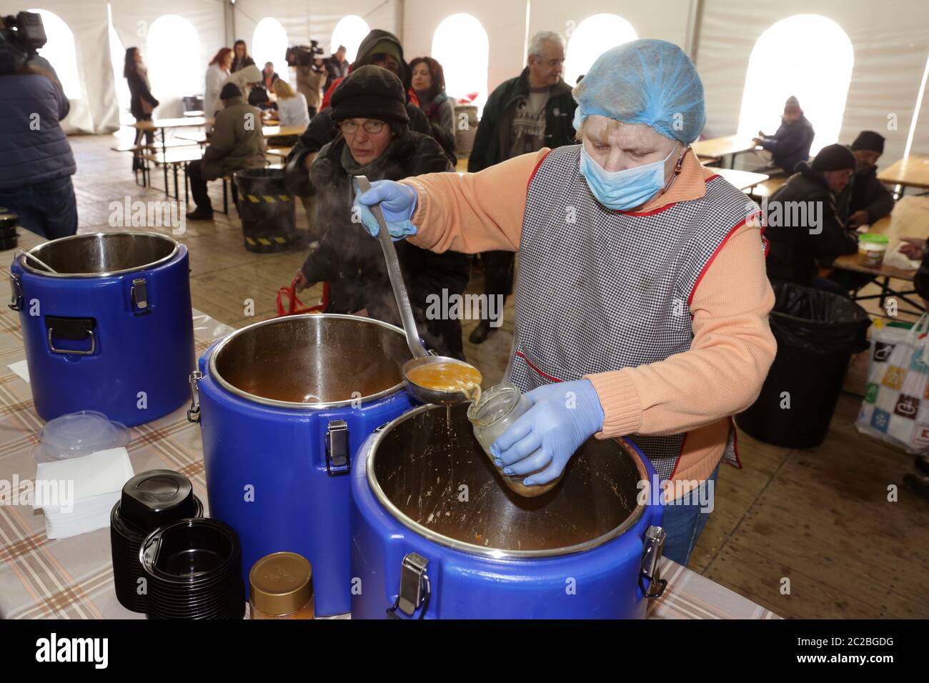 Woman volunteer soup kitchen hi-res stock photography and images - Alamy