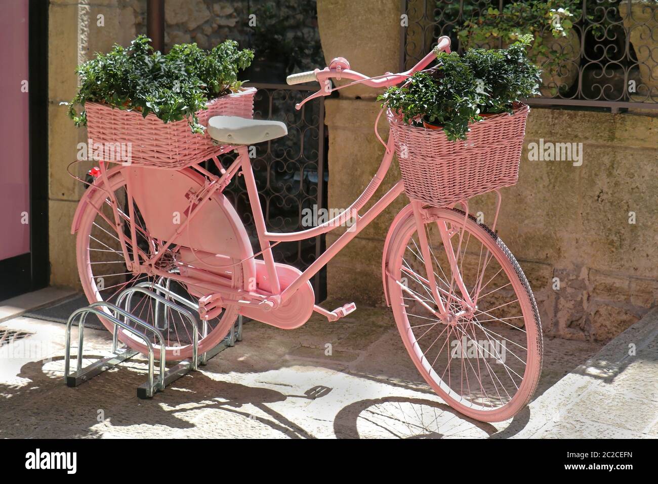 Girly bicycle hi-res stock photography and images - Alamy