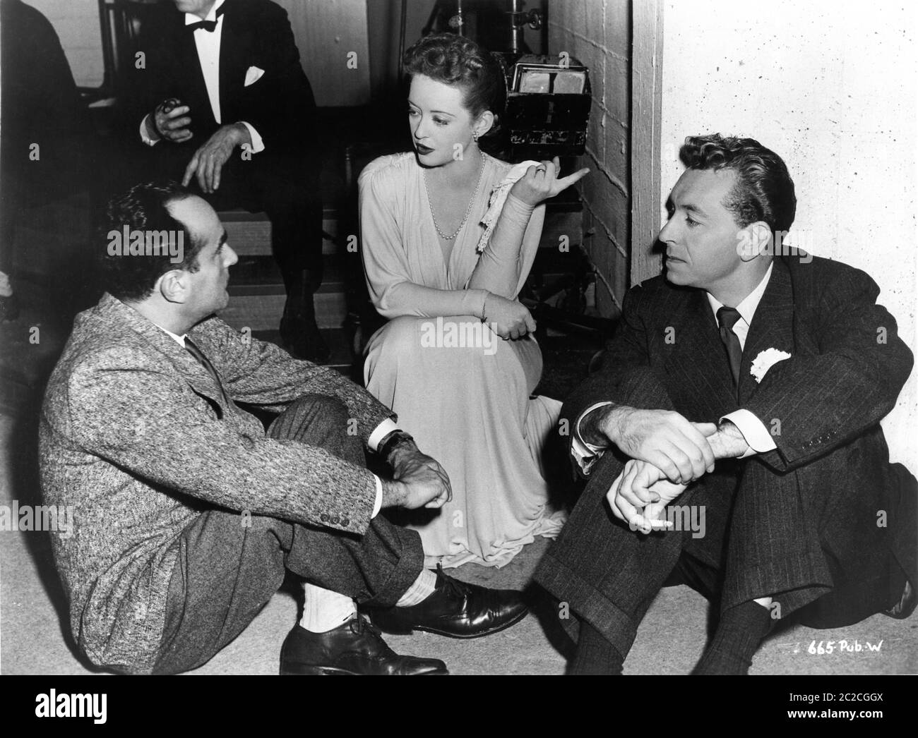 Director IRVING RAPPER BETTE DAVIS and PAUL HENRIED on set candid during filming of DECEPTION 1946 music Erich Wolfgang Korngold Warner Bros. Stock Photo