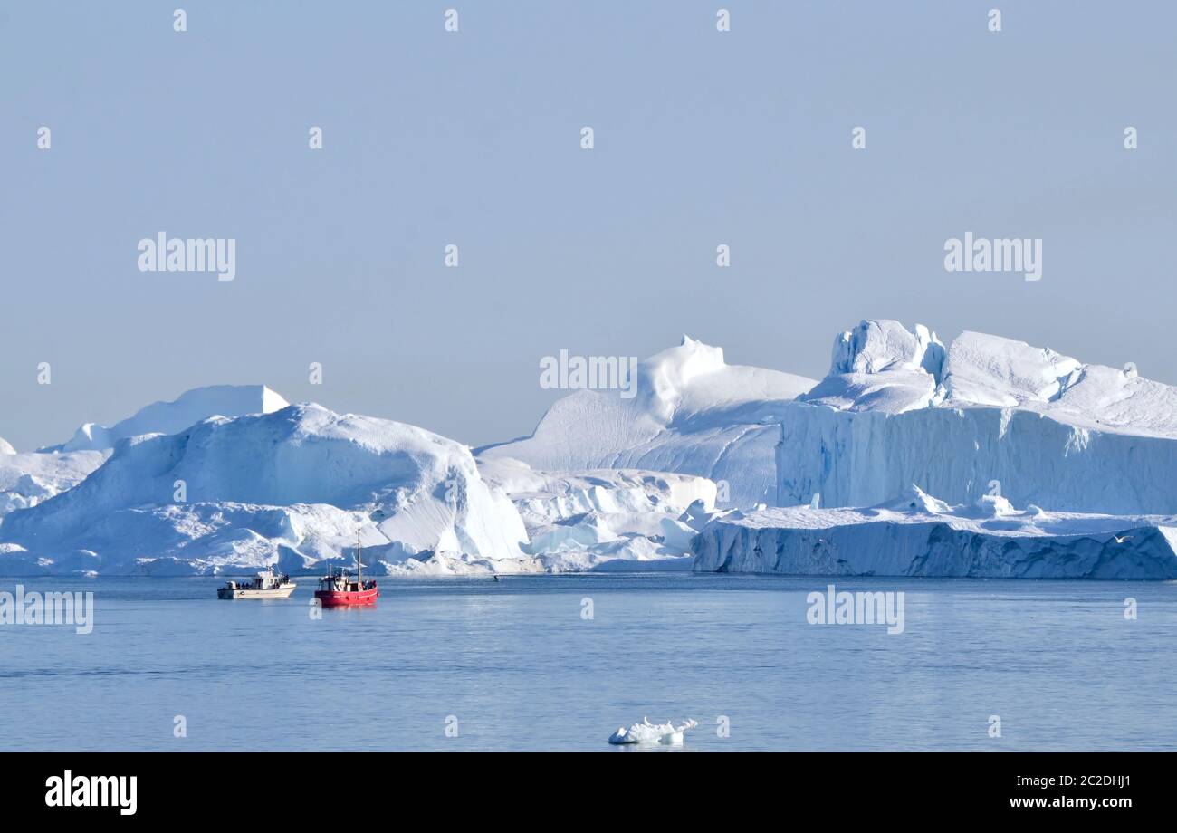 Boote vor den Eisbergen in der Diskobucht, Grönland Stock Photo
