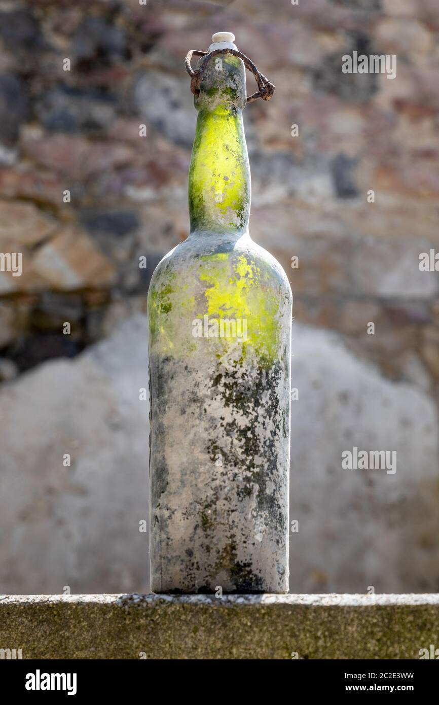 https://c8.alamy.com/comp/2C2E3WW/dirty-old-wine-bottle-2C2E3WW.jpg