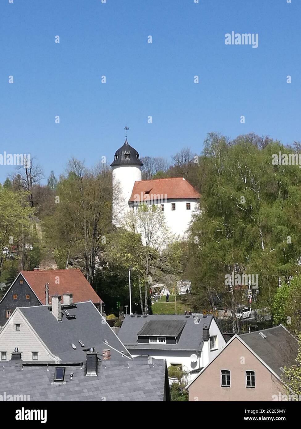 Blick über Hausdächer zur Burg Rabenstein, mittelalterliche Burganlage in Chemnitz in Sachsen, Deutschland, weiße Burganlage mit rotem Dach und einem Stock Photo
