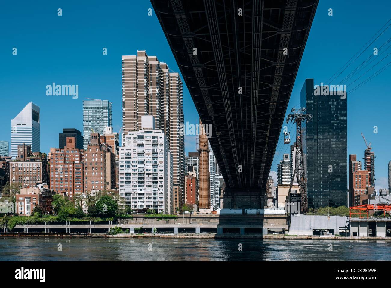Manhattan bridge apartment buildings new hires stock photography and